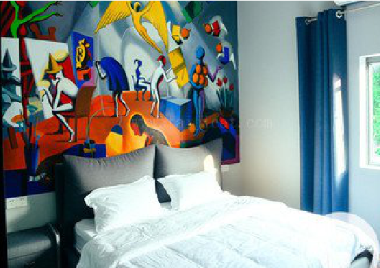 荔波对于酒店的墙体彩绘而言更注重哪些方面？